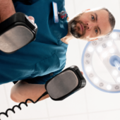 Dopalacze, pandemia, hulajnogi i wojna oraz stawki, adrenalina, triaż, multitasking, znajomości i "dzień dobry", czyli jak odróżnić zły SOR od dobrego #258 Patryk Konieczka