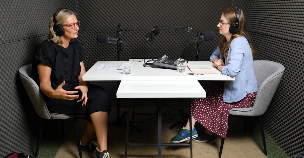 Małgorzata Grupińska-Bis w studio podcastu Druga wersja