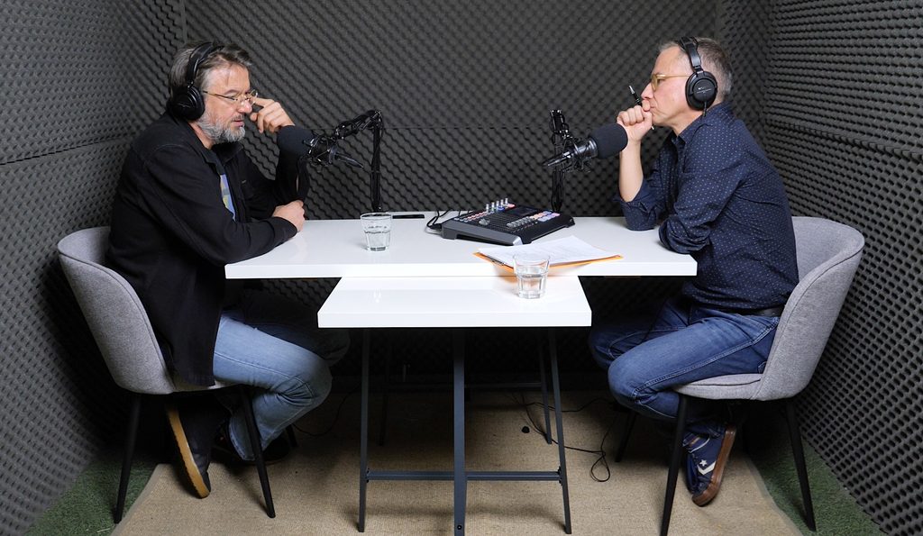 Tobiasz Wichnowski i Michał Czajka w studio podcastu Druga wersja
